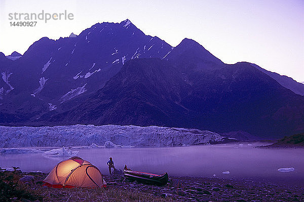 Kajakfahrer-Zelt-Camping in der Abenddämmerung Pederson Glacier/nKenai Fjords National Park  Kenai Halbinsel  Süd-Zentral-Alaska