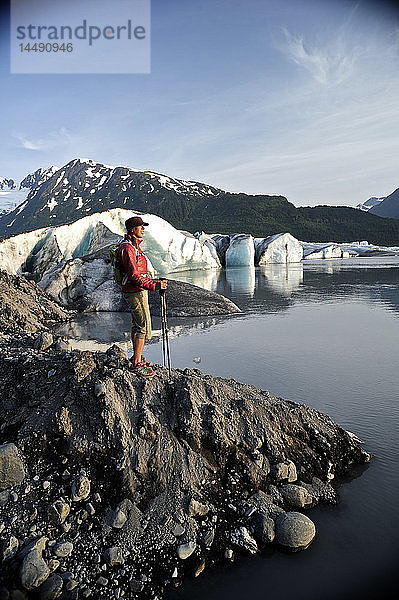 Wanderin am Spencer Glacier mit den Chugach Mountains im Hintergrund  Chugach National Forest  Kenai Peninsula  Southcentral Alaska  Sommer