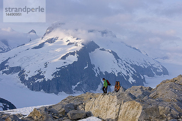 Wanderer klettern in der Nachmittagssonne auf einem Bergrücken über dem Juneau-Eisfeld  Juneau  Alaskain dem Tongass National Forest