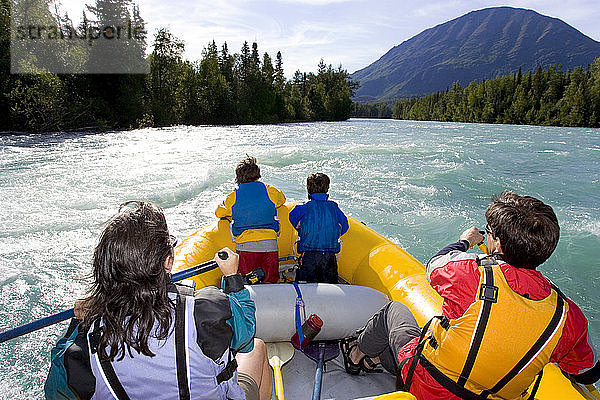 Familien-Rafting auf dem Kenai River Kenai-Halbinsel Alaska Sommer