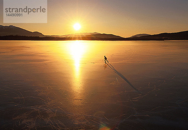 Schlittschuhläufer auf dem Mendenhall Lake @ Sunset Southeast AK Winter