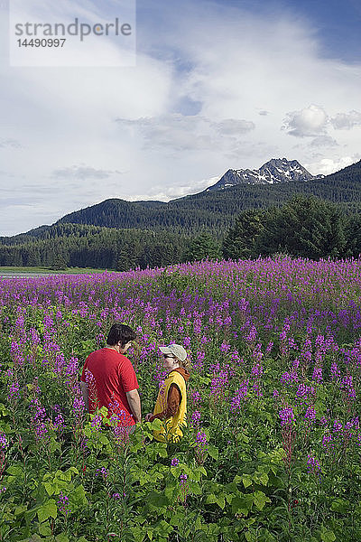 Paar wandert zwischen Fireweed Admiralty Is Tongass National Forest Südost Alaska Sommer