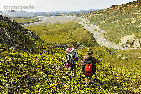 Ein Paar Wanderer auf einem Bergrücken in der Alaska Range oberhalb des Thorofare River  Denali National Park  Inner-Alaska  Sommer/n