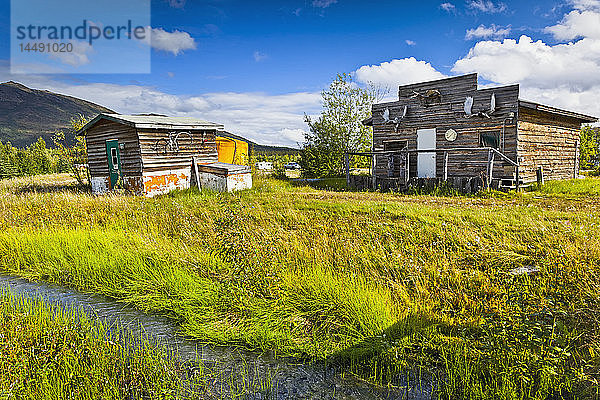 Historische Bergbauhütten im Coldfoot Camp  Coldfoot  Meilenstein 175 auf dem Dalton Highway  Arctic Alaska  Frühherbst.