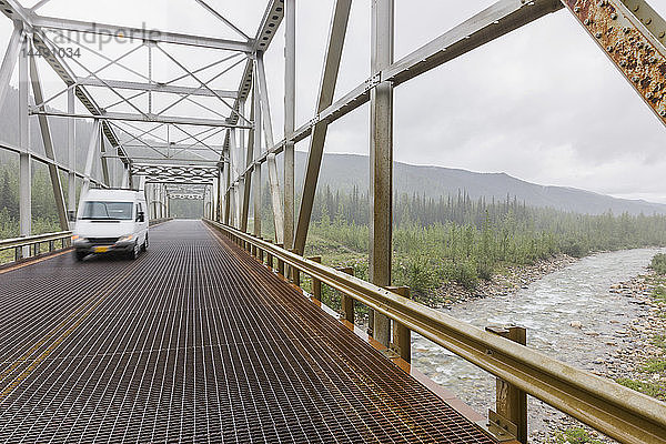 Ein Lieferwagen fährt über die North Tetsa River Bridge  British Columbia  Kanada  Sommer