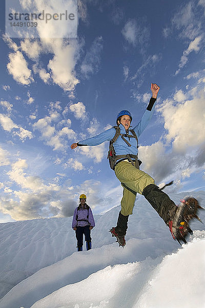 Eiswanderer springt über Gletscherspalte und beobachtet SC AK Matanuska Gletscher Sommer Chugach NF