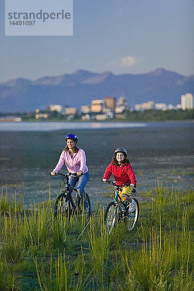 Familie auf Fahrrädern am Strand neben dem Tony Knowles Coastal Trail Anchorage Alaska Sommer