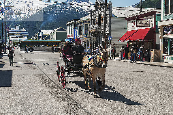 Besucher genießen eine Buggyfahrt in Skagway  Alaska.
