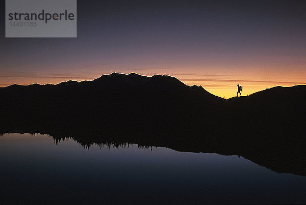 Wanderer in der Morgendämmerung Silhouetted Lost Lake KP Alaska