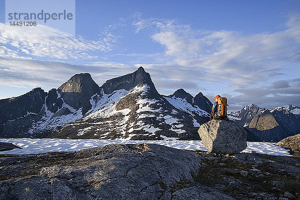 Weibliche Wanderin auf einem Felsen stehend mit Blick auf den Lynn Canal & Berner´s Bay in der Nähe von Juneau Alaska