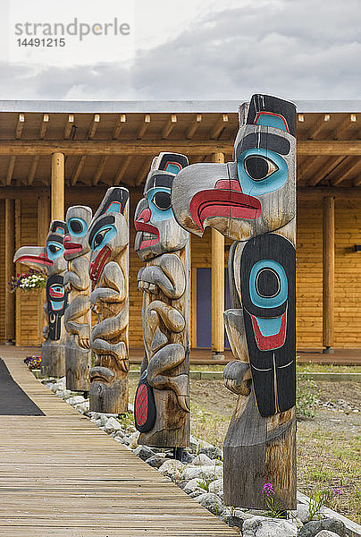 Eine Reihe von Totempfählen vor einer Blockhütte  Whitehorse  Yukon Territorium  Kanada
