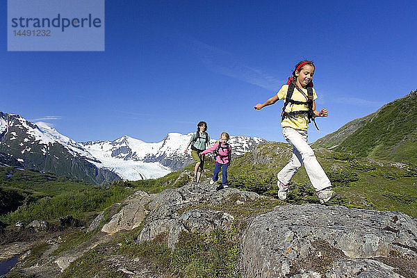 Familie Betrachtung der Landschaft auf Portage Pass Summit w/Portage Gletscher Chugach Mtns & National Forest Southcentral Alaska Sommer