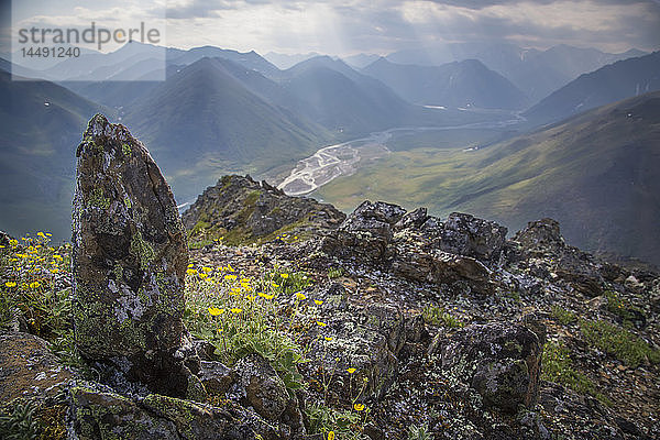 Rauch von Waldbränden erzeugt Dunst in der Luft über dem Kongakut River im Arctic National Wildlife Refuge  gesehen von einem Berggipfel  Alaska  USA.