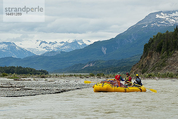 Gruppe von Floßfahrern auf dem Tatshenshini River  Tatshenshini-Alsek Provincial Park  British Columbia Kanada  Sommer