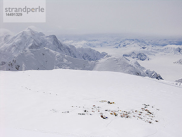 Blick auf das 14.300-Fuß-Bassin-Camp von der Headwall auf 15.500-Fuß auf der Denali West Buttress Route im Denali National Park. Frühling im Inneren Alaskas.