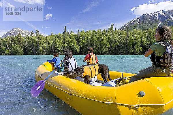 Familie & Führer mit Hund River Rafting auf dem Kenai River Kenai Peninsula Alaska Sommer