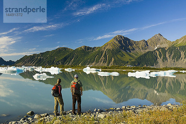 Paar beim Wandern entlang des Ufers des Bear Glacier Lake im Kenai Fjords National Park  Kenai-Halbinsel  Süd-Zentral-Alaska  Sommer