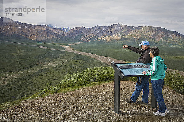 Älteres Paar überblickt das Tal vom Polychrome-Pass-Übersichtsschild im Denali National Park  Alaska im Sommer