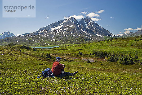 Älterer männlicher Wanderer hält an  um den Lost Lake und Mount Ascension zu betrachten  Kenai-Halbinsel  Süd-Zentral-Alaska  Sommer