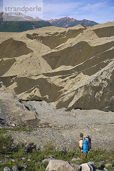 Wanderer mit Blick auf die Moräne des Root Glacier bei Kennicott im Wrangell-St.Elias-Nationalpark  Alaska