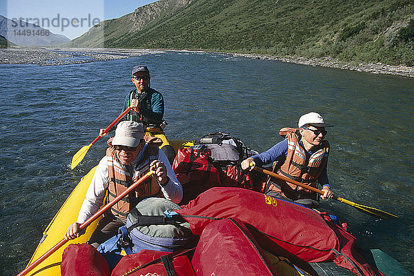 Menschen auf Floßfahrt Kongakut River ANWR AK Sommer