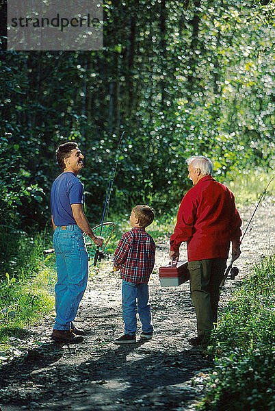 Familie Spaziergänge im Wald Anchorage SC Alaska einige w / Angelrute oder bbBat