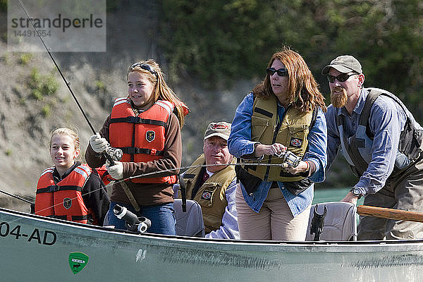 Familie beim Spinnfischen auf dem Kenai River vom Treibboot aus Kenai Peninsula Alaska Sommer