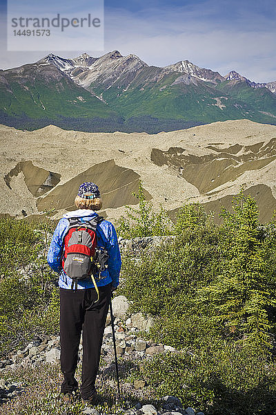 Frau blickt über die Moräne des Root Glacier in der Nähe von Kennicott im Wrangell-St.Elias National Park  Alaska