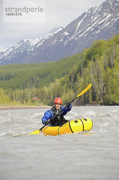 Frau paddelt in einem Packraft auf dem Matanuska River in Süd-Zentral-Alaska