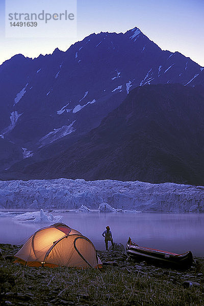 Kajaker Zelt Camping in der Abenddämmerung Pederson Glacier/nKenai Fjords NP KP AK