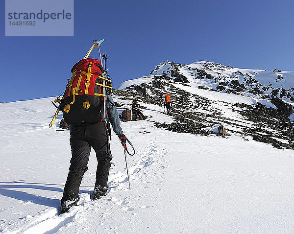 Bergsteigergruppe besteigt Goat Mtn Chugach Mtns SC AK Frühling