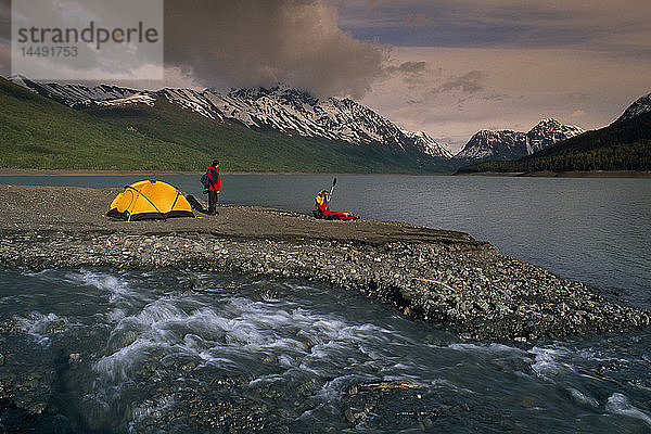 Kajakfahrer zelten am Strand des Eklutna Lake SC Alaska Sommer