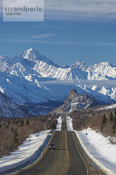 Auto auf dem Glenn Highway mit Lion´s Head und den Talkeetna Mountains im Hintergrund  Southcentral Alaska  USA  Winter