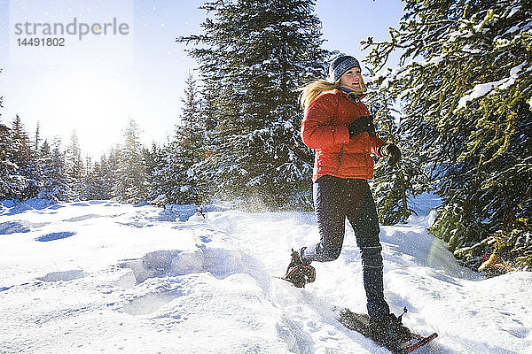 Junge Frau auf Schneeschuhen genießt im Winter die Natur in der Nähe von Homer  Alaska.