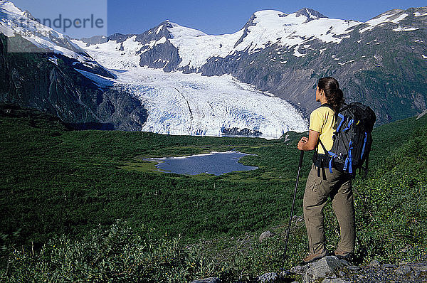 Frau beim Wandern am Portage Pass mit Blick auf den Gletscher AK