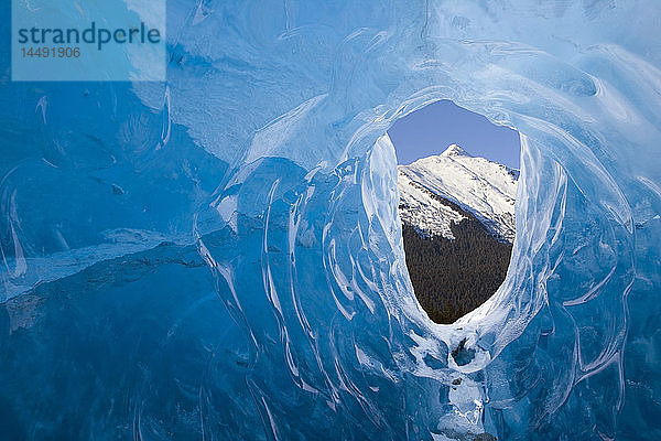 Männlicher Eiskletterer in der Eishöhle Mendenhall Glacier Tongass National Forest Südost-Alaska Frühling