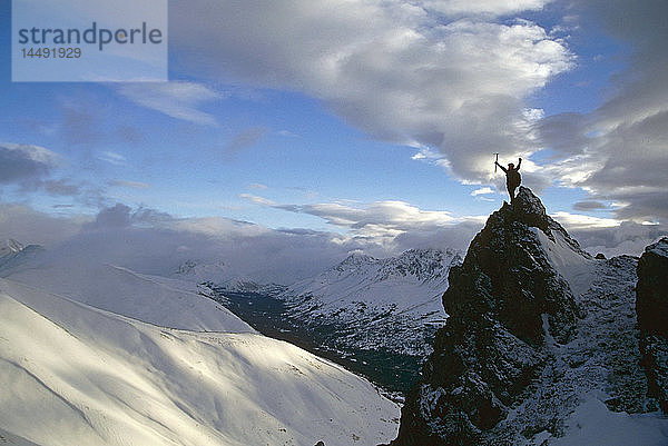 Bergsteiger auf Kammspitze Chugach State Park SC AK Winterlandschaft