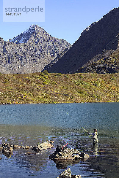 Fliegenfischerin beim Werfen in der Mitte des Symphony Lake Chugach State Park Southcentral Alaska Herbst