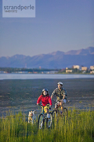 Familie auf Fahrrädern am Strand neben dem Tony Knowles Coastal Trail Anchorage Alaska Sommer
