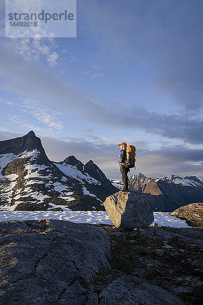 Weibliche Wanderin auf einem Felsen stehend mit Blick auf den Lynn Canal & Berner´s Bay in der Nähe von Juneau Alaska