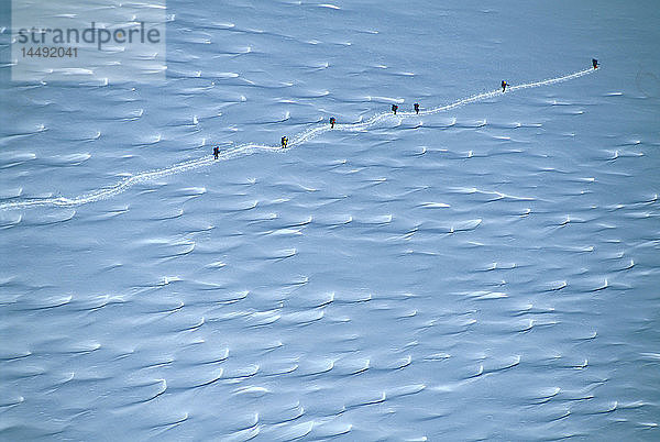 Bergsteiger beim Überqueren eines Gletschers mit vom Wind verwehtem Musterschnee AK