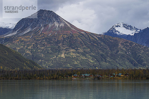 Blick auf die Redoubt Mountain Lodge am Crescent Lake mit den Chigmit Mountains im Hintergrund  Southcentral Alaska  Herbst