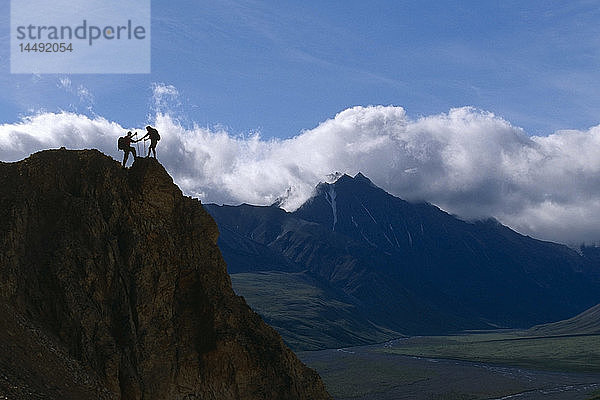 Paar Wandern entlang Rock Outcrop @ Denali National Park Interior Alaska Sommer landschaftlich