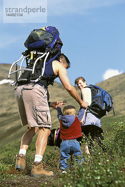 Mann & Frau Wandern mit Kind Chugach State Park AK