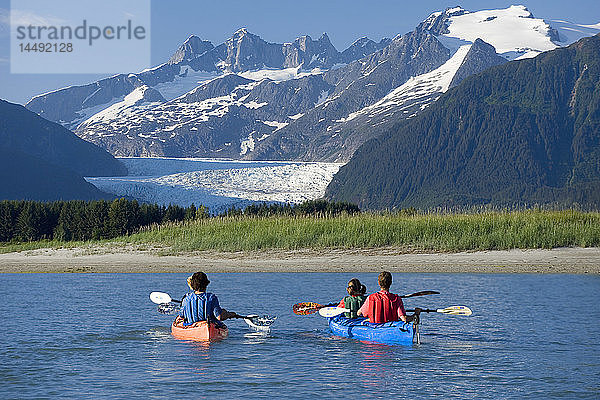 Kajakfahrer in Doppelseekajaks in der Nähe von Juneau in der Inside Passage mit Blick auf den Mendenhall-Gletscher Alaska