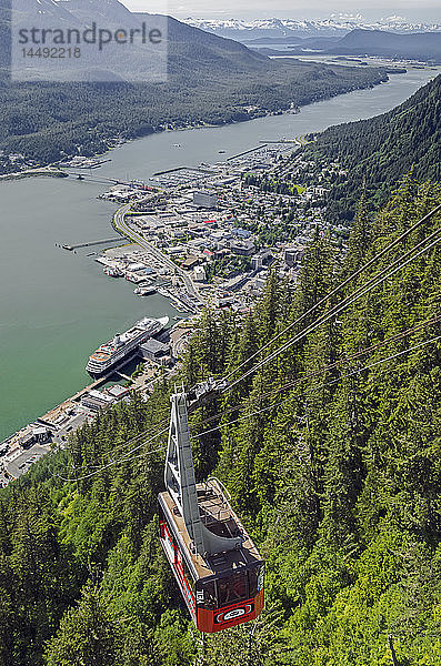 Luftaufnahme von der Mt. Roberts Tramway auf den Gastineau-Kanal  Douglas Island und Juneau mit dem Kreuzfahrtschiff Holland America  Südost-Alaska