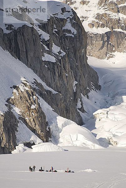 Bergsteiger schlagen ihr Lager an der Südostgabel des Kahiltna-Gletschers im Denali-Nationalpark auf. Frühling im Inneren Alaskas.