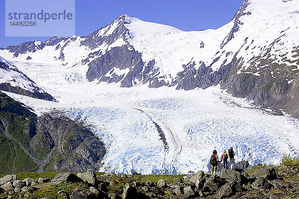 Familie auf Wanderung über den Portage Pass Trail mit Blick auf den Portage Gletscher Chugach Nat Forest Alaska Sommer