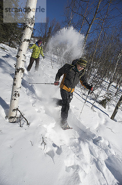 Menschen beim Schneeschuhwandern  Inneres Alaska nördlich von Fairbanks  Winter