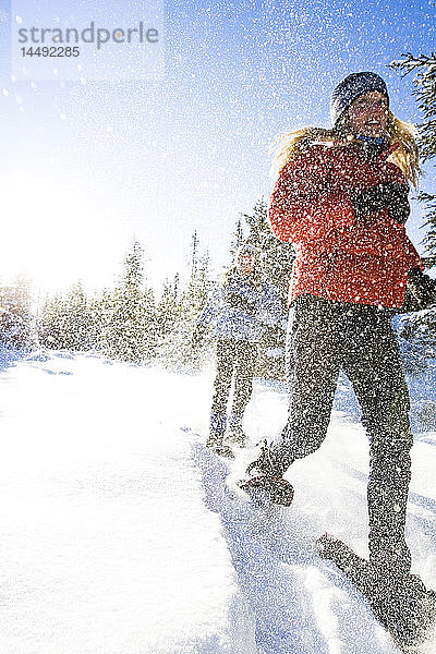 Zwei junge Frauen auf Schneeschuhen genießen im Winter die freie Natur in der Nähe von Homer  Alaska.